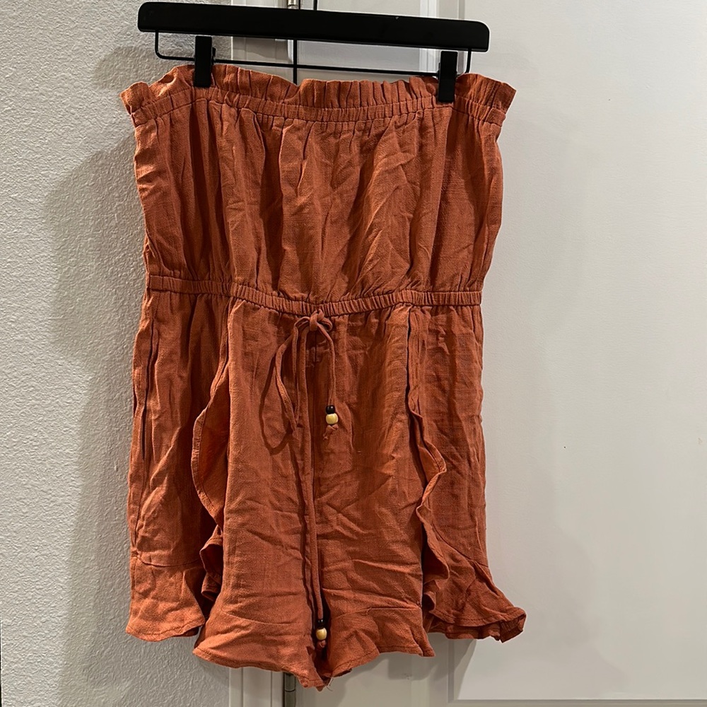 NWOT Pink Lily Strapless Romper. Rust. Size Large. Never worn. Has pockets.